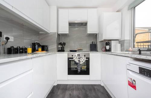 Beautiful Orpington Home w Pool Table and Driveway - Photo 39