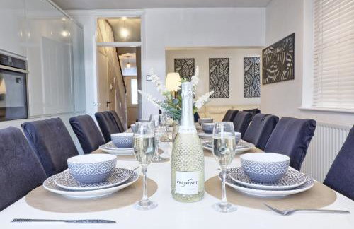 Large Southend Beach House Sleeps 8 Free Parking x 2 Perfect for Contractors 4 King Beds or 8 Single Beds by The Opulent Property Project UK - Foto 3