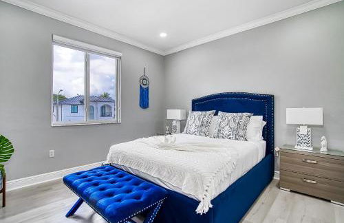 Luxury Tropical Living , 4BR w Backyard Pool Oasis - Foto 26