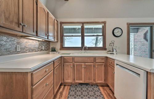 Lake-View Retreat with Fire Pit in Mountain Home! - Foto 9