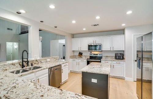 2 Mi to Old Town Spacious Burleson Vacation Home - Foto 9