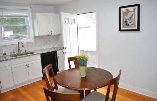 Stylish 4-Bedroom Full House. Plenty of Parking! - Foto 8