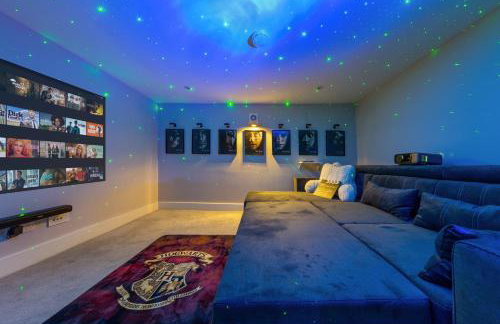 The Lumos House - 4 Bed Home w Parking near Harry Potter Studios - Foto 1