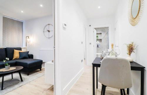 The Eden Suite - 1BR Chic Apt with Luxe Shower, Smart TV & Free Secure Parking in Central High Wycombe HP13, Sleeps 3 - Foto 22