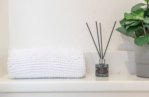 Trendy 1 Bedroom Flat near Leeds City with Free Parking, Ideal for Contractors & Long Stays - NordStay - Foto 16