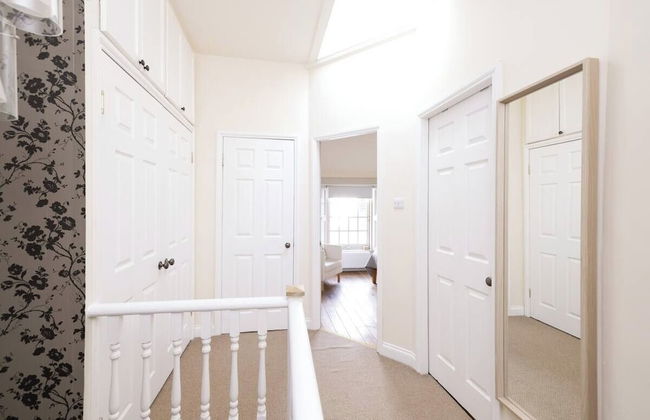 Cute House with Courtyard - Photo 4