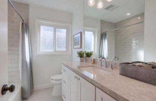 Beautiful Remodel 3 Bedroom 2 bathroom Home with Pool & Jacuzzi - Foto 26