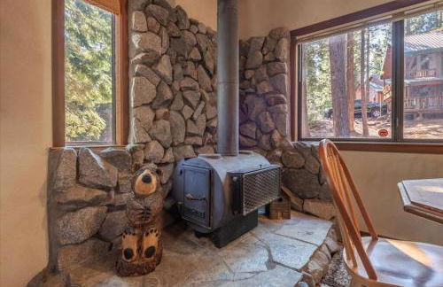 3BR Tahoe Donner Cabin with HOA Perks like Pools Hot-Tub Minutes to Trails Lake Golf - Foto 29