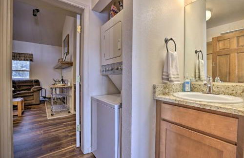 Fireplace and Stream Access Cozy Grand Lake Retreat - Foto 9