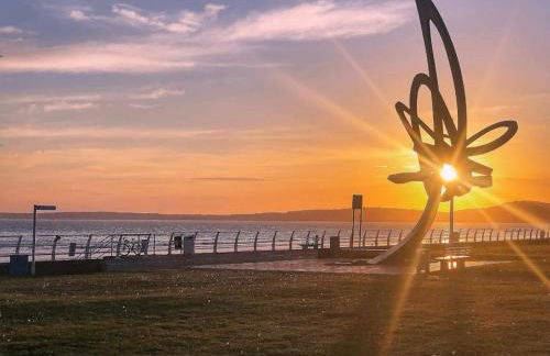 Steel Town Lodge - Contractor & Family Stay with Dart Board - Foto 14
