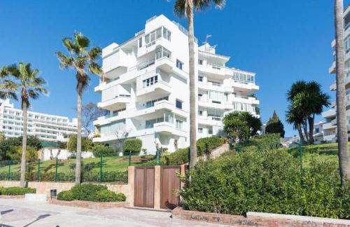 SEA VIEW & BEACH ACCESS - Center - Parking - Photo 3