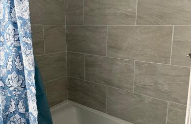 East Riverdale Enchanting 4 bedroom with 2 full bathrooms - Foto 29