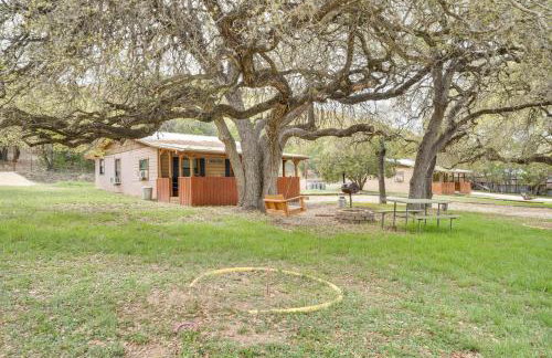 'Cabana Luna' Cabin w/ Deck, Swing & Fire Pit! - Foto 25