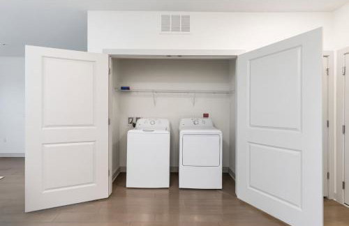 Elegant 2BR w Resort Pool and Lounge Areas 3 - Photo 27