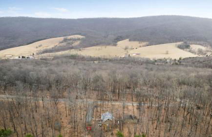 Cozy cabin w hot tub, fire pit & pet-friendly - Foto 50