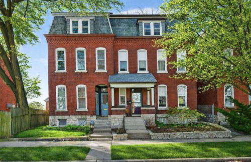 Trendy City Escape Perfect St Louis Location - Photo 2