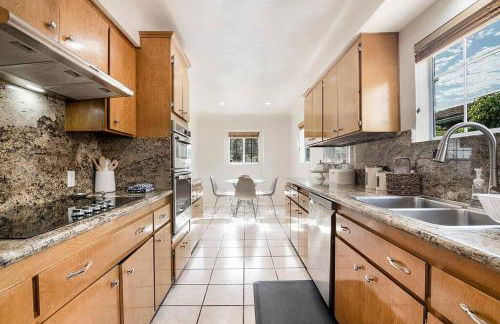 Updated 3-Bedroom LA Home with Backyard, BBQ & Family-Friendly Amenities - Photo 15