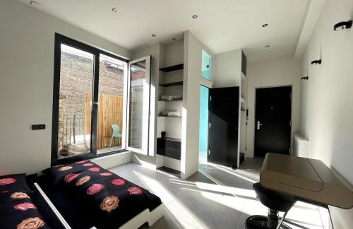 Room with a bathroom and private entrance door - Photo 28