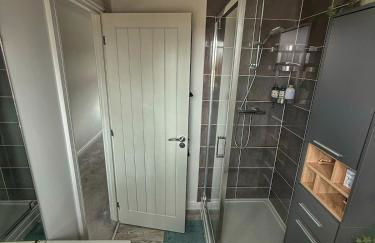 Deluxe 3 Bed new detached with a Super King bed - Photo 7