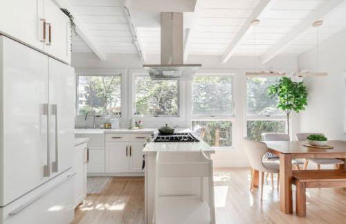 Charming Victorian Oasis with an Elegant and Spacious Haven - Foto 32