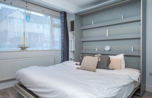 Bright & Stylish 4-Bed Home in the Heart of Morden - Photo 40