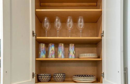 Beautiful RiverWalk Apt with Full Amenities, King Bed & Free Parking - Foto 33