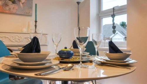 The Sashes - Stylish Apartment - FREE Parking - Ultrafast WIFI - Smart TV - Netflix - sleeps up to 6! Close to Poole Town Center & Sandbanks & Bournemouth - Foto 1