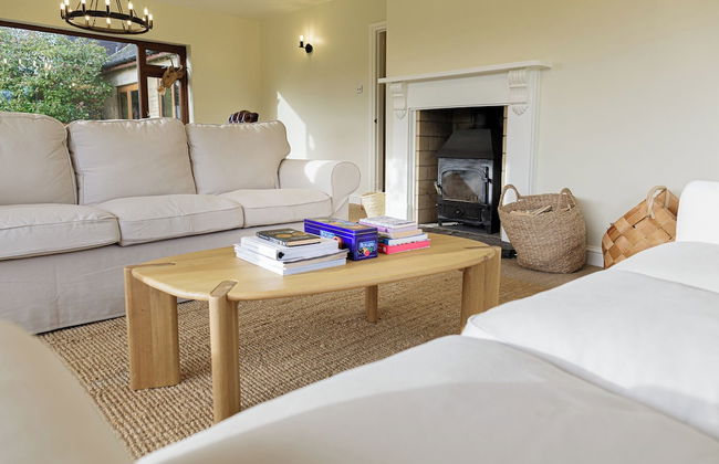 Charming 3BD Cotswolds Family Retreat - Photo 9