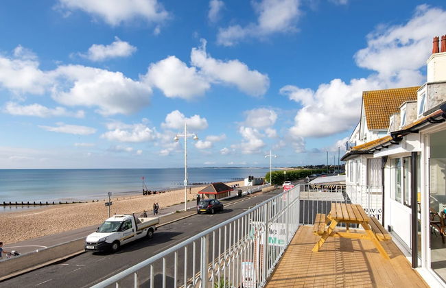 Beautiful Beachfront House wth Balcony Sea Views - Foto 2