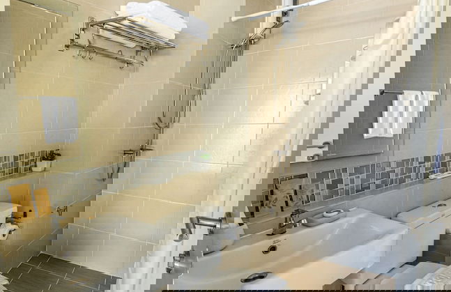 First Choice Suites - Photo 35