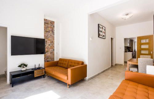 4 bedroom house with Garden, Parking & 3 mins Walking Distance from Train Station - Photo 10