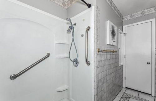 HotTub, King & PoolTable~East Wichita - Foto 30