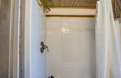 Mayfield Tiny Home with Porch, Walk to Beaches! - Foto 15