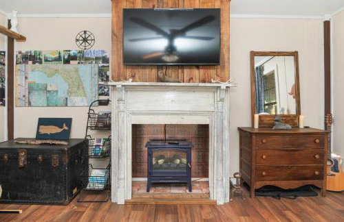 Cabin close to FL Caverns! Hot Tub, WI-FI, & Firepit - Foto 12