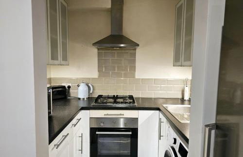 StayZen Apartments - Free Parking & Private Garden Ground Floor Central Woking - Business & Leisure - Photo 3