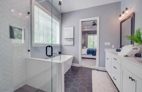 5BR Farmhouse Lake Retreat Pool Hot Tub Theater - Foto 49