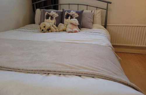 Spacious 5 Bedroom 11 Guest Family House in Horsham - Photo 4