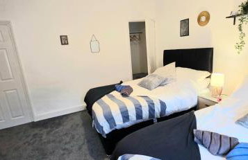 Elegant 3BR Family-Friendly - Sleeps 5 - Fast WiFi -Parking - Netflix - Photo 7