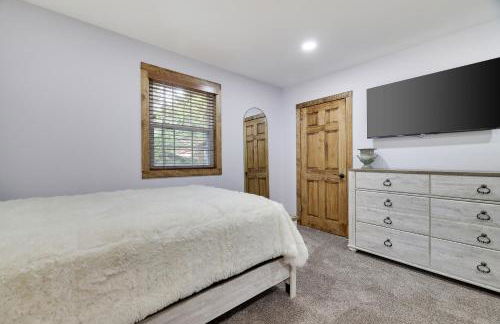 Whiskey Pines Retreat! Single Level Home, Outdoor Firepit, AC, BBQ! Sleeps 9 in Lake Harmony! - Foto 32