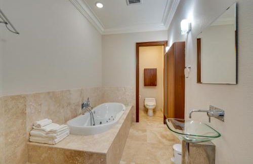 Groveland Home with Pool Luxurious Lakefront Oasis! - Foto 30