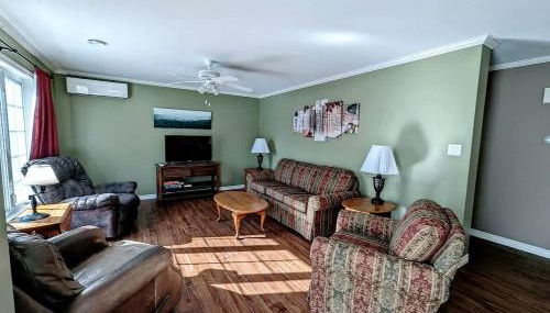 Spacious Ranch-Style Retreat with Private Deck, Nestled in Nature Near Acadia, Hancock Maine - Foto 5