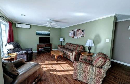 Spacious Ranch-Style Retreat with Private Deck, Nestled in Nature Near Acadia, Hancock Maine - Foto 5