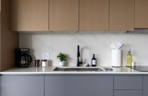 Luxury Downtown King Bed, Rooftop Pool - Photo 25