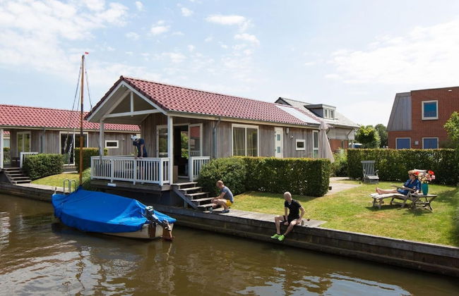 Cozy Chalet Right on the Water in Friesland - Foto 11