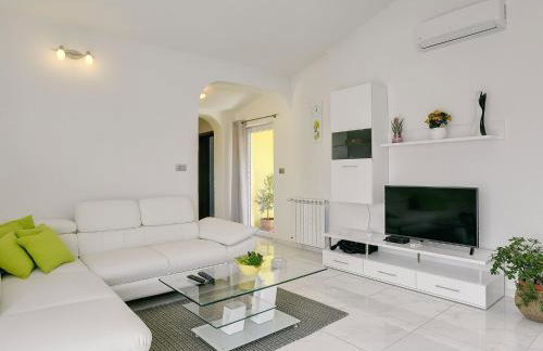 Apartment With Modern Decor and Spacious Garden, 3 km From the Beach - Foto 14