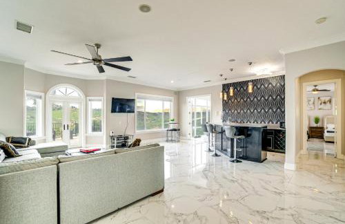 Expansive Riverside Mansion! Luxe, Family Friendly - Foto 17