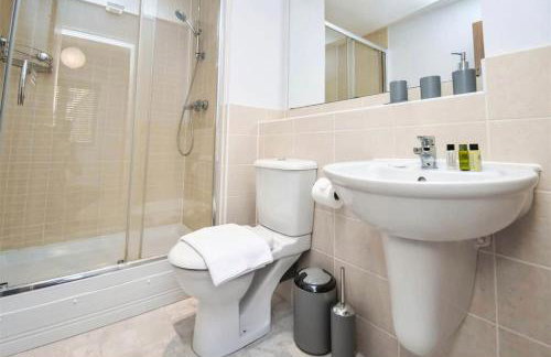 Spacious 4 Bedroom 3 Bathroom House - Sleeps up to 8 - Free Parking, Balcony, Fast Wifi and Smart TVs by Yoko Property - Photo 17