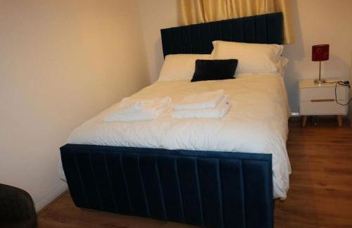 Entire -4 Bedrooms Detached House with Driveway - Foto 12