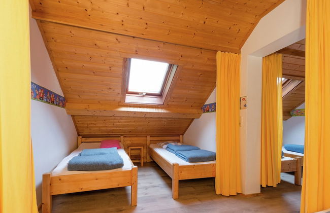 Holiday Home in Deiffelt Near Forest - Photo 4