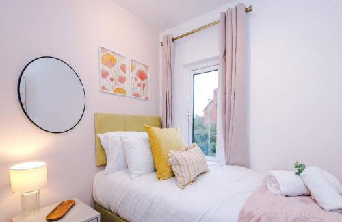 Spacious 3 Bed Home in Great Location by 53 Degrees Property - Ideal for Business with Parking - Foto 24